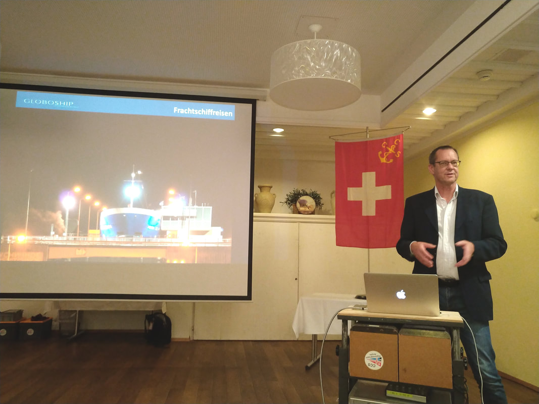 Urs Steiner bei einem Vortrag beim Cruising Club der Schweiz über Frachtschiffreisen